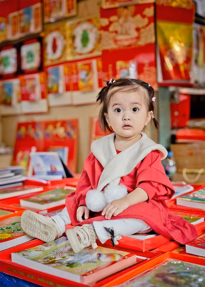 Cô bé thu hút người đối diện bởi đôi mắt to tròn. (Ảnh: FB Khánh Thi Phan Hiển)