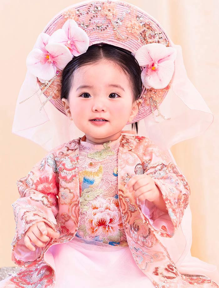 Cô bé tên thật là Thùy Linh, tên ở nhà là Lisa, được anh trai Kubi và chị gái Anna đặt theo tên thần tượng của mình trong nhóm nhạc Blackpink. (Ảnh: FB Khánh Thi Phan Hiển)