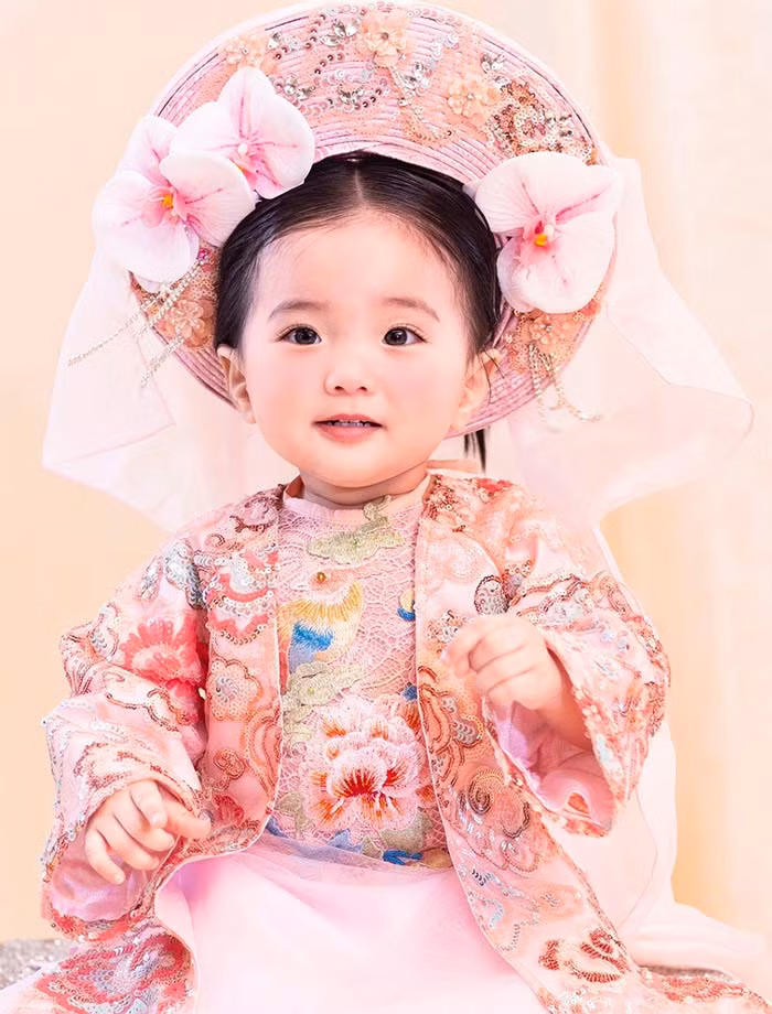 Cô bé tên thật là Thùy Linh, tên ở nhà là Lisa, được anh trai Kubi và chị gái Anna đặt theo tên thần tượng của mình trong nhóm nhạc Blackpink. (Ảnh: FB Khánh Thi Phan Hiển)