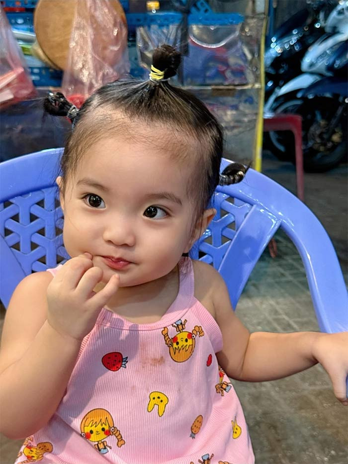 Theo Phan Hiển, con gái út năng động hơn so với hai anh chị nhưng khá khó tính nên cả nhà thường chiều theo ý bé. (Ảnh: FB Khánh Thi Phan Hiển)