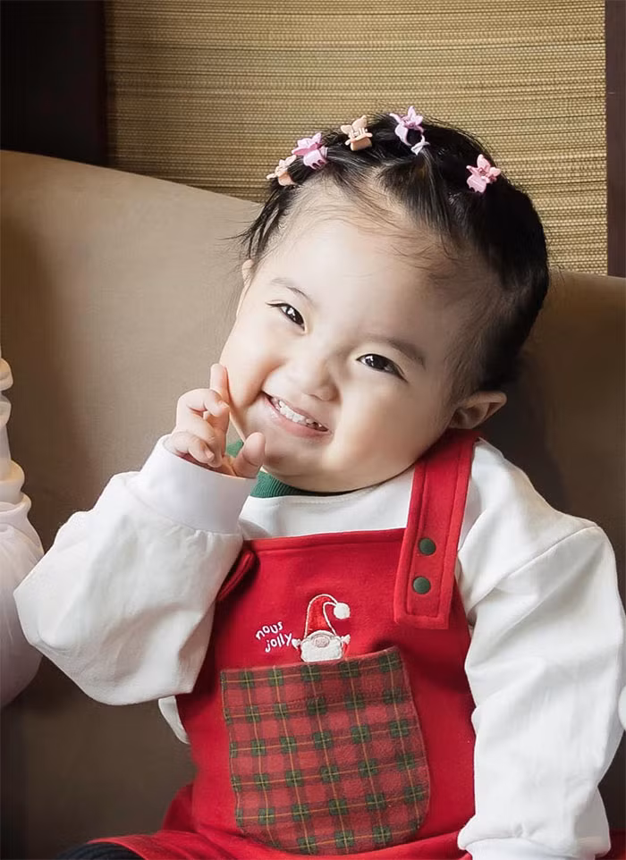 Mỗi bức ảnh của Lisa đăng lên trang cá nhân của bố mẹ thường nhận được rất nhiều lời khen ngợi. (Ảnh: FB Khánh Thi Phan Hiển)