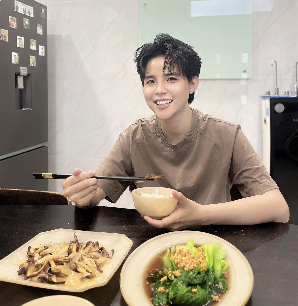 Ca sĩ Vũ Cát Tường thưởng thức cơm nhà. Ảnh: FB Vũ Cát Tường