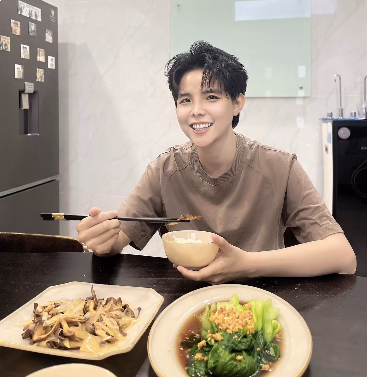 Ca sĩ Vũ Cát Tường thưởng thức cơm nhà. Ảnh: FB Vũ Cát Tường