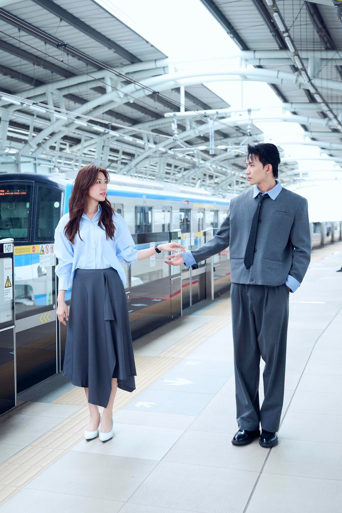 Thúy Ngân chú thích bộ ảnh chụp cùng người yêu tin đồn Võ Cảnh ở sân ga metro: "Một buổi chiều, chúng ta đi từ ga này đến ga khác. Điều thú vị là chúng ta lạc nhau ở một sân ga nhưng lại bắt gặp nhau ở trạm kế tiếp". Ảnh: FB Lê Huỳnh Thuý Ngân