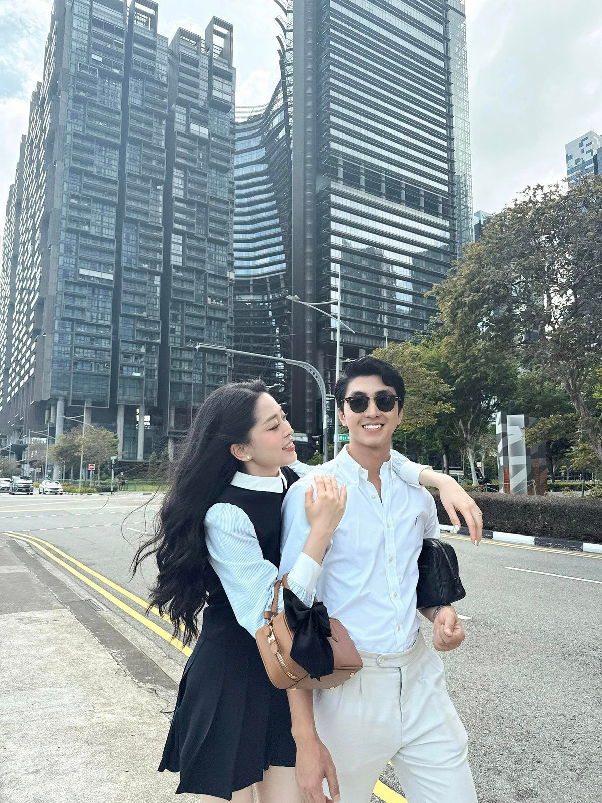 Diễn viên Bình An dắt "bé yêu" Phương Nga đi dạo phố. Ảnh: FB Nguyễn Bình An