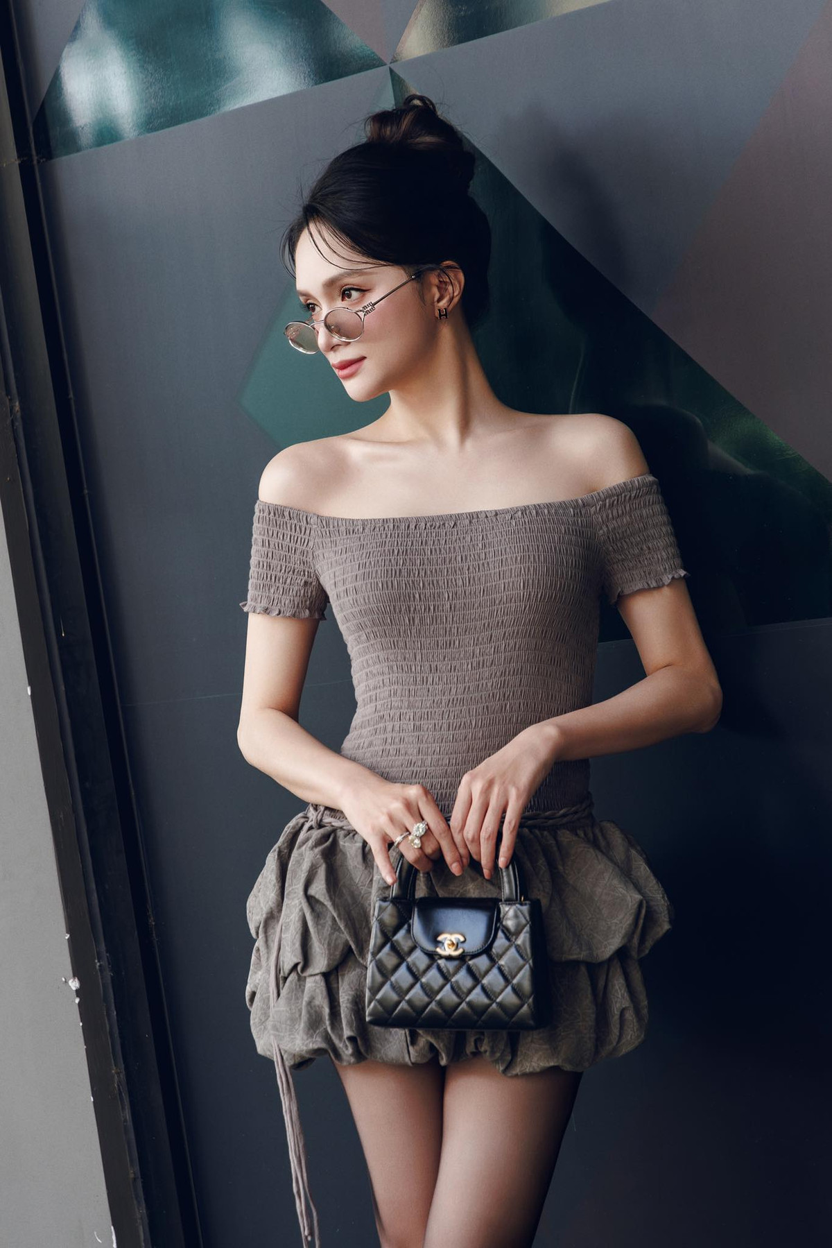 Hương Giang khoe đôi chân dài thon khi mặc váy ngắn. Ảnh: FB Nguyễn Hương Giang