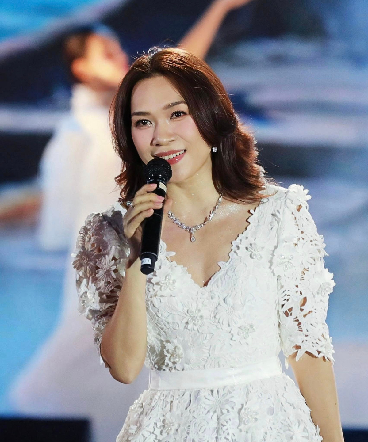 Ca sĩ Mỹ Tâm tự hào trình diễn trong chương trình kỷ niệm 50 năm giải phóng quê nhà Quảng Nam. Ảnh: FB My Tam