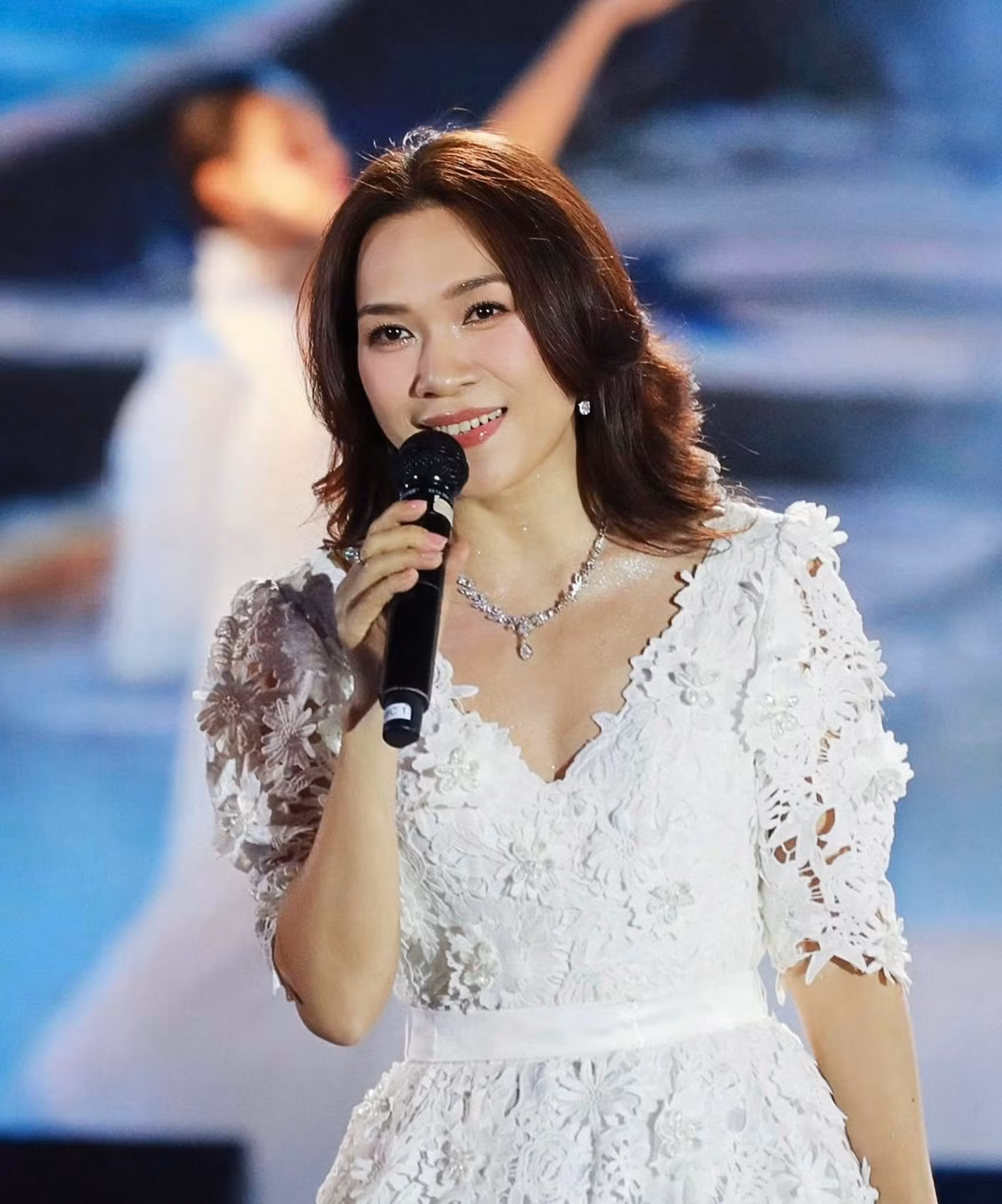 Ca sĩ Mỹ Tâm tự hào trình diễn trong chương trình kỷ niệm 50 năm giải phóng quê nhà Quảng Nam. Ảnh: FB My Tam