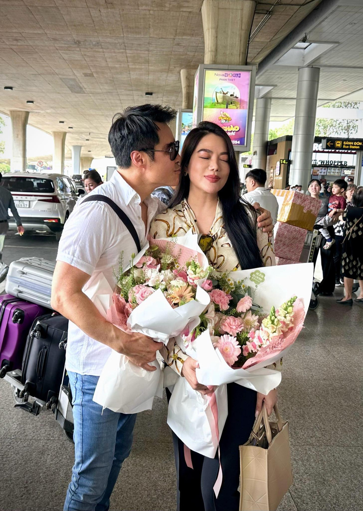 Diễn viên Trương Ngọc Ánh khoe được một người đàn ông hôn ở sân bay kèm chú thích: "Đón anh - người em rất trân quý và ngưỡng mộ". Đây là nhà sản xuất cô sẽ hợp tác trong dự án mới. Ảnh: FB Trương Ngọc Ánh