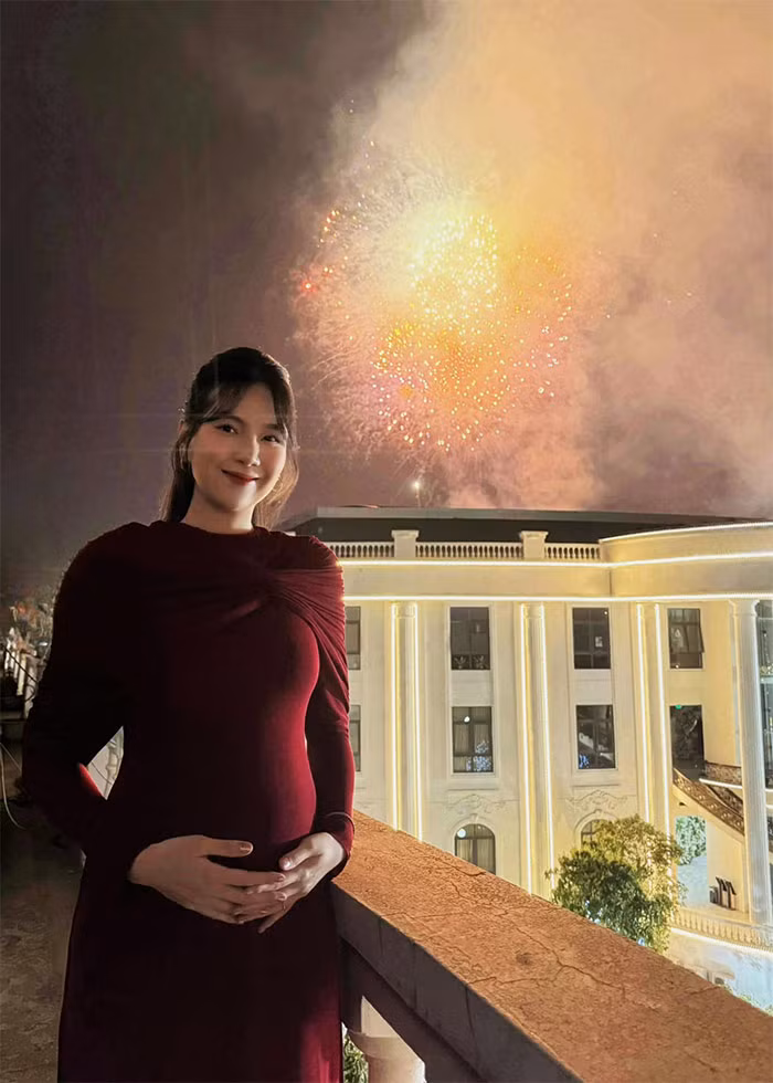 "Để có được như vậy ngoài cơ địa, Ngọc nghĩ là do thói quen kỷ luật đã có sẵn từ trước từ việc tập thể thao đến ăn uống đúng giờ. Đến 80% là do chế độ ăn khoa học hợp lý, chia sẻ một chút thực đơn ăn uống với các mẹ bầu. Không cầu kỳ đều là món ăn đơn giản dễ nấu, quan trọng là đổi món hàng ngày, để bữa nào cũng ngon miệng cho mẹ và tập cho em bé ăn được đa dạng món ăn từ trong bụng mẹ", Mai Ngọc chia sẻ. (Ảnh: FB Mai Ngọc)