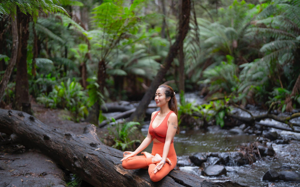 Diễn viên Ốc Thanh Vân duy trì thói quen tập yoga, giữ tâm trạng tích cực để luôn trẻ trung. Ảnh: FB Ốc Thanh Vân