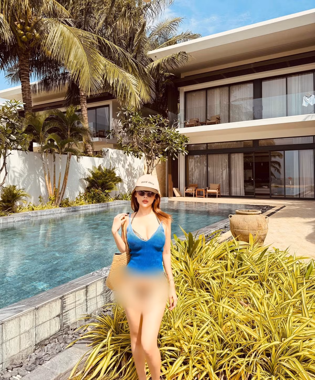 "Chị đẹp" Huyền Baby diện bikini nhỏ xíu trong chuyến nghỉ dưỡng. Ảnh: FB Đặng Ngọc Huyền