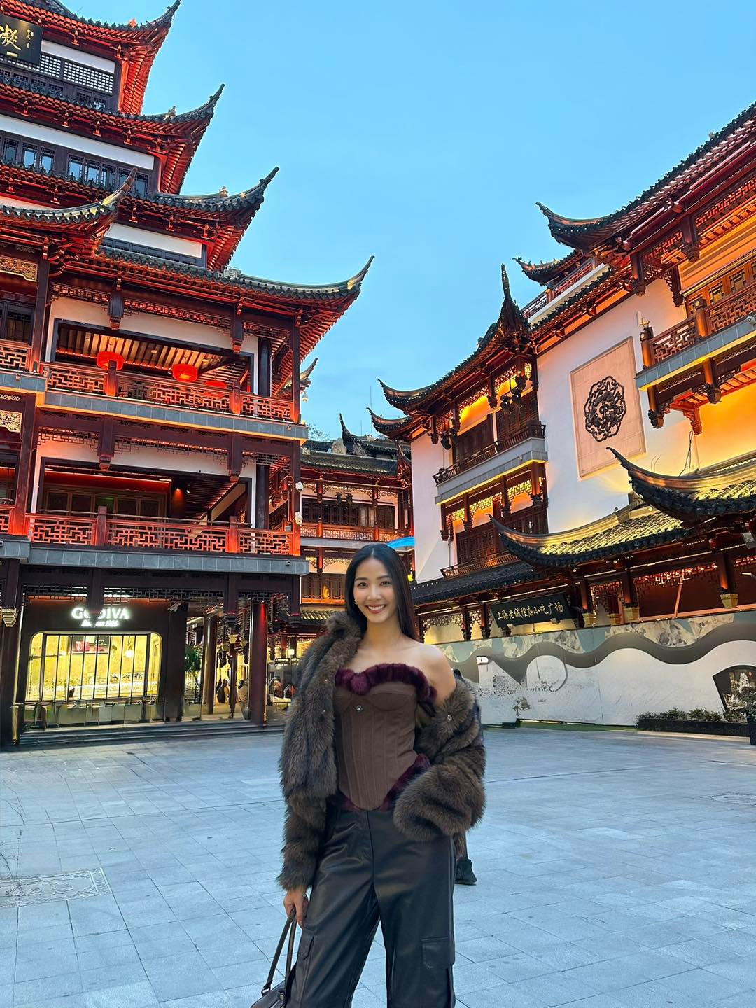  Tin tức sao Việt 7/4: Sau chuyến công tác, Hoàng Thùy dành thời gian khám phá thành phố Thượng Hải (Trung Quốc). Ảnh: FB Hoang Thuy