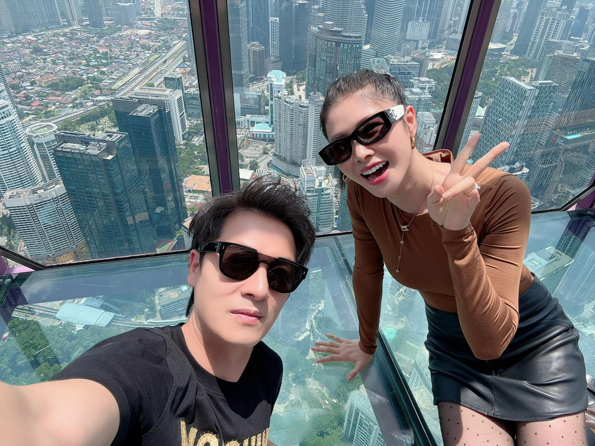 Thủy Anh và ông xã Đăng Khôi đưa mẹ sang Malaysia du lịch dịp nghỉ lễ. Ảnh: FB Thuy Anh Le