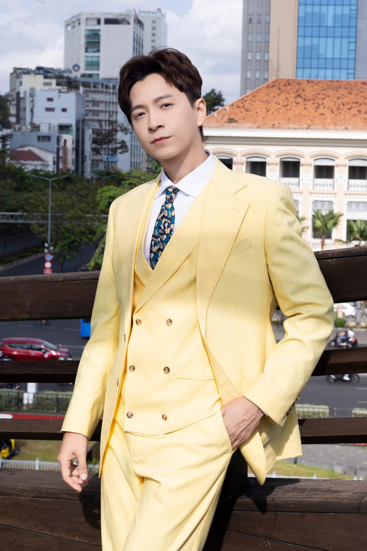 Ngô Kiến Huy bảnh bao trong trang phục màu vàng tươi. Ảnh: FB Ngo Kien Huy