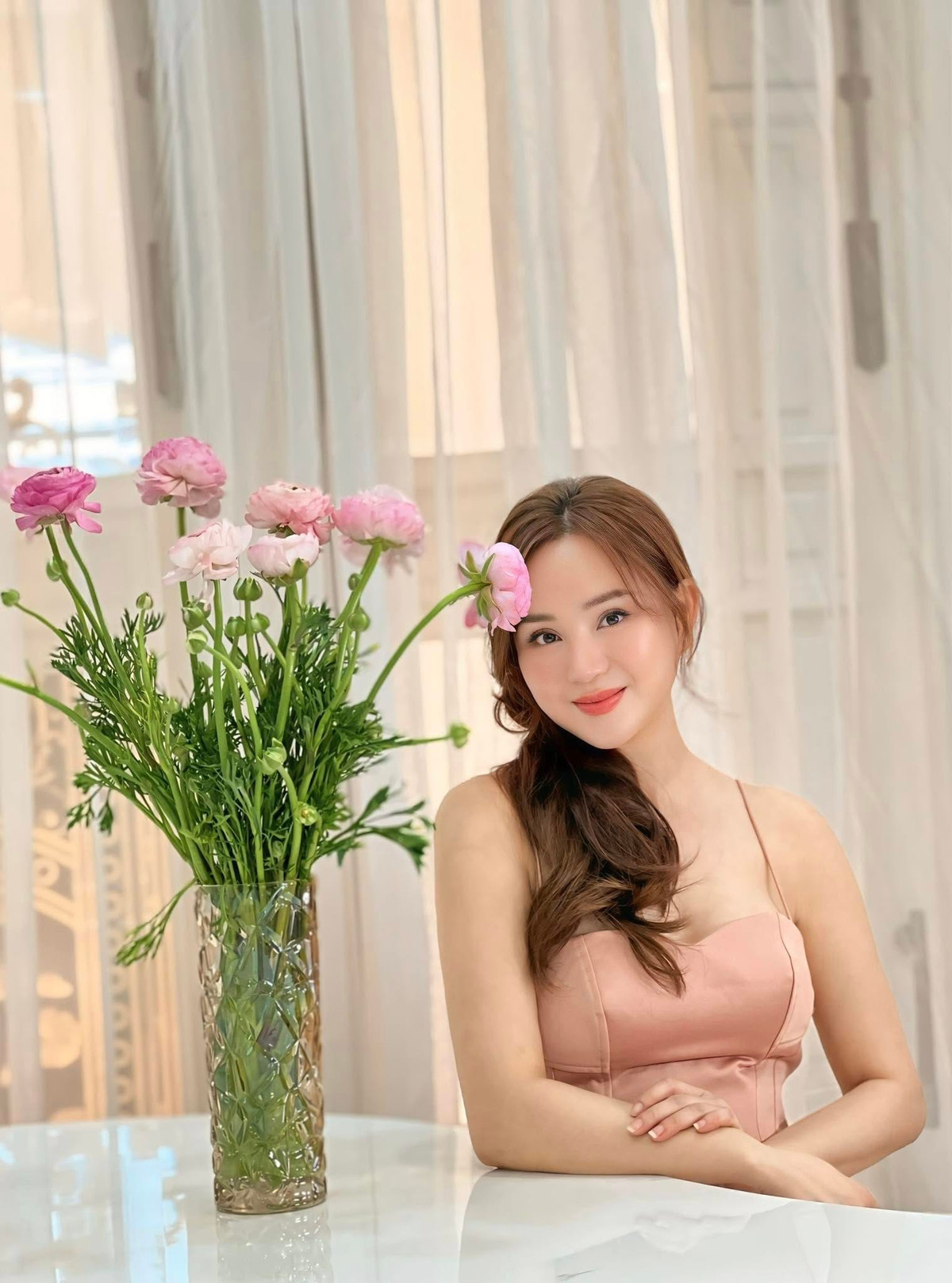 Ca sĩ Vy Oanh "chill" tại không gian biệt thự nhà mình. Ảnh: FB Nguyễn Vy Oanh