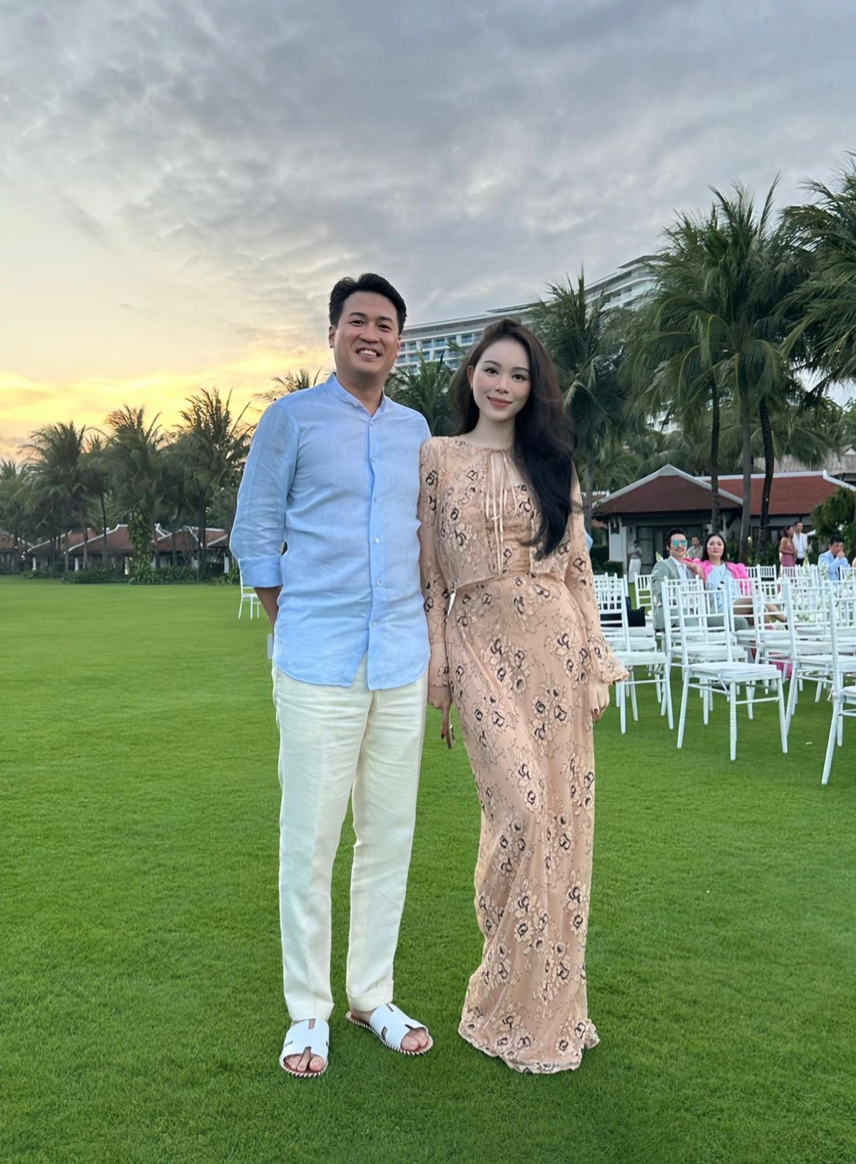 Vợ chồng Linh Rin và Philip Nguyễn check in tình tứ tại khu nghỉ dưỡng sang trọng ở Nha Trang. Ảnh: FB Phillip Nguyen