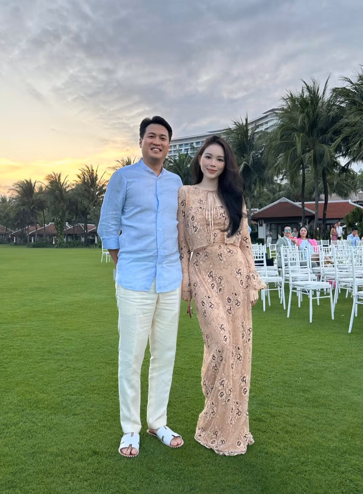 Vợ chồng Linh Rin và Philip Nguyễn check in tình tứ tại khu nghỉ dưỡng sang trọng ở Nha Trang. Ảnh: FB Phillip Nguyen