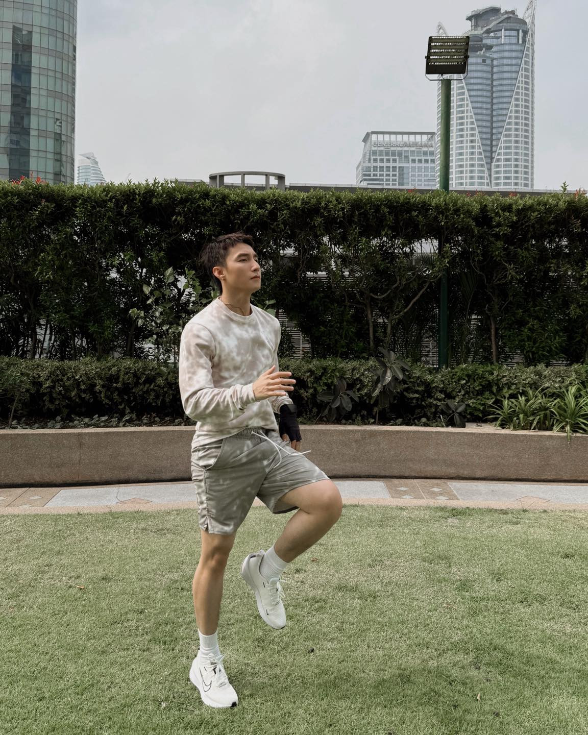 Sơn Tùng M-TP kêu gọi các fan tập thể dục: "Em ơi, lại đây anh duỗi người cho". Ảnh: FB M-TP