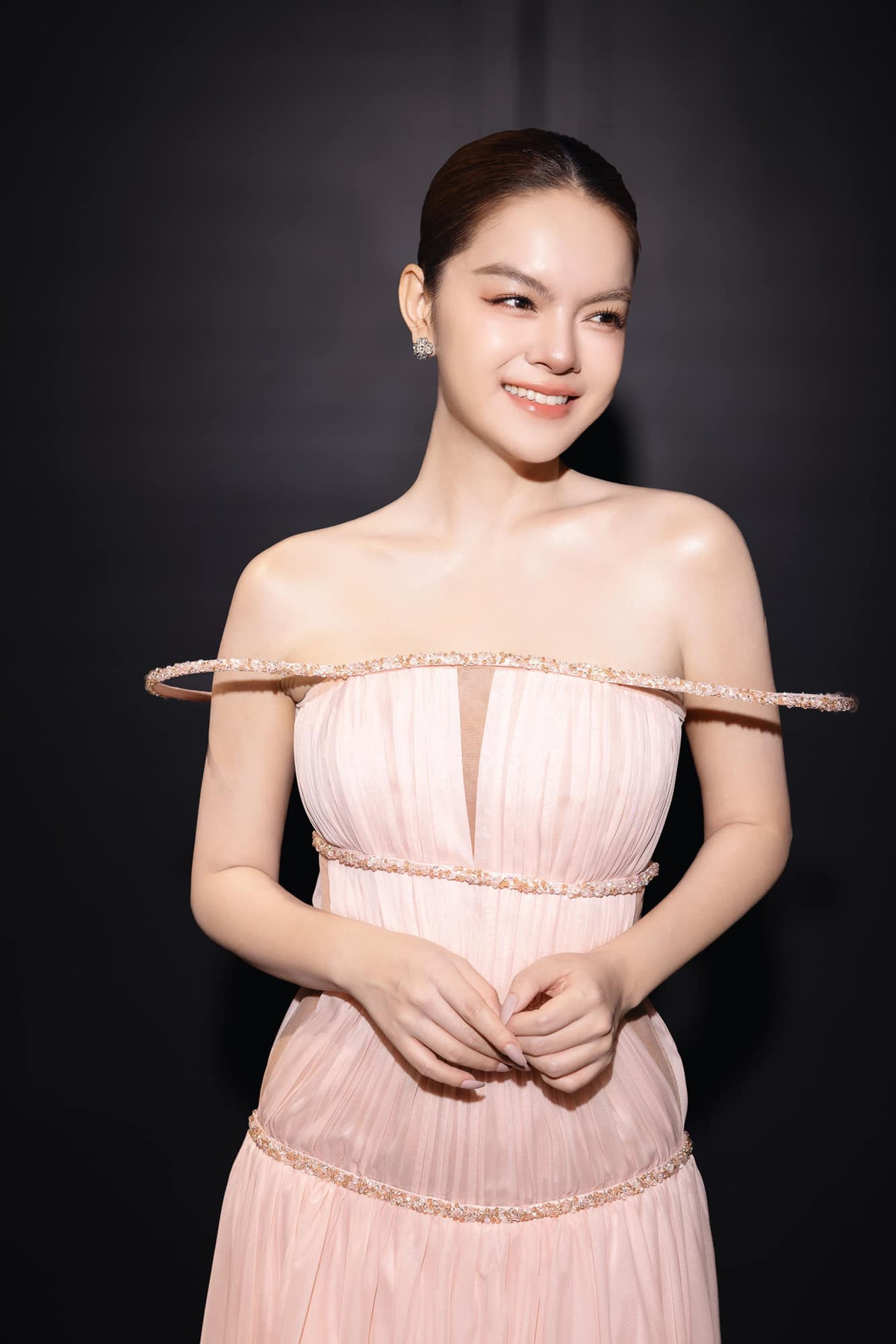 Ca sĩ Phạm Quỳnh Anh diện đầm trễ vai thiết kế độc đáo dự sự kiện. Ảnh: FB Phạm Quỳnh Anh