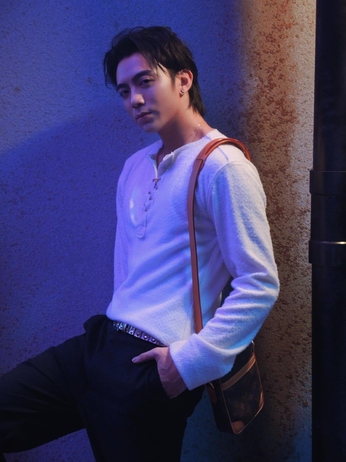 Ca sĩ Soobin mặc đơn giản vẫn điển trai, thu hút. Ảnh: FB Soobin