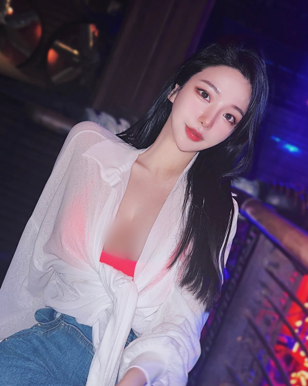 Sở hữu gương mặt thanh tú, đôi mắt to tròn long lanh và làn da trắng sứ không tì vết, Loyewe nhanh chóng chiếm trọn cảm tình của người hâm mộ.