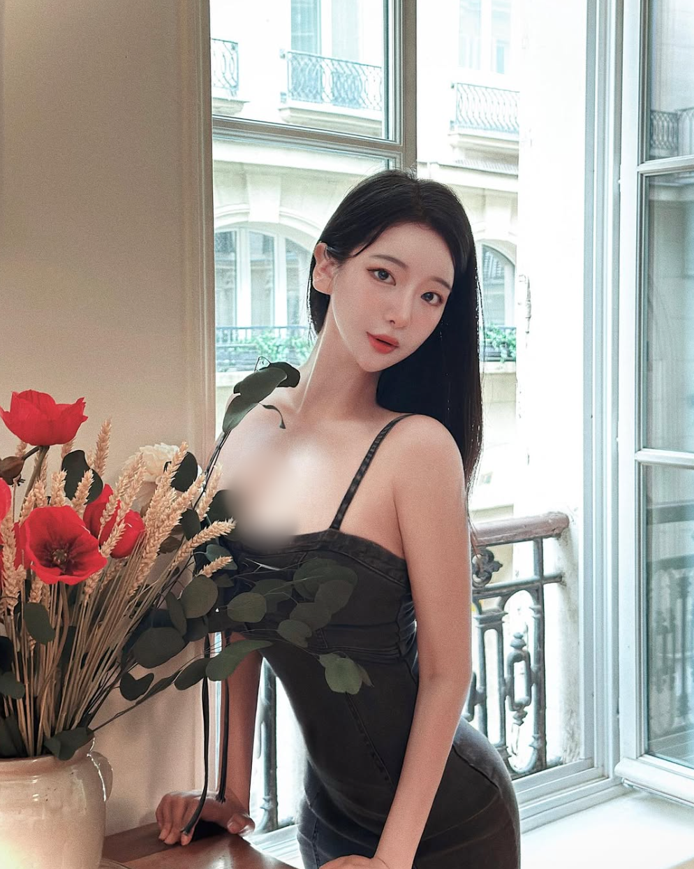 Loyewe thường xuyên xuất hiện với hình ảnh xinh đẹp long lanh, hút hồn người hâm mộ.