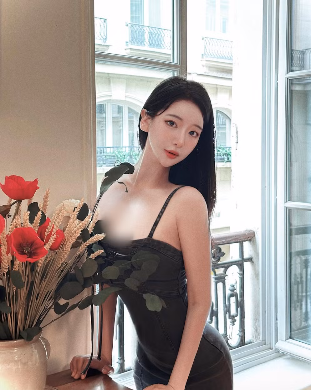 Loyewe thường xuyên xuất hiện với hình ảnh xinh đẹp long lanh, hút hồn người hâm mộ.