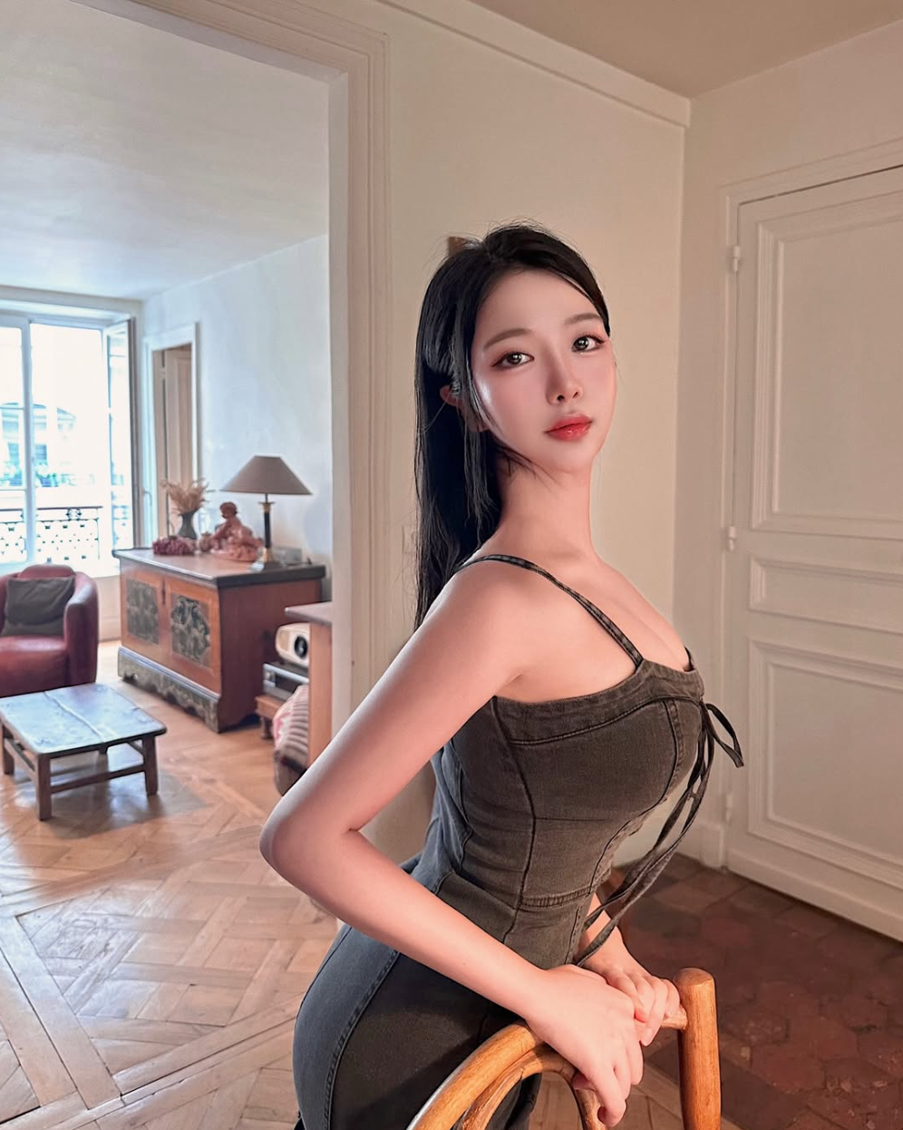 Loyewe sở hữu gương mặt xinh đẹp, tinh tế với đường nét như được đắp nặn.