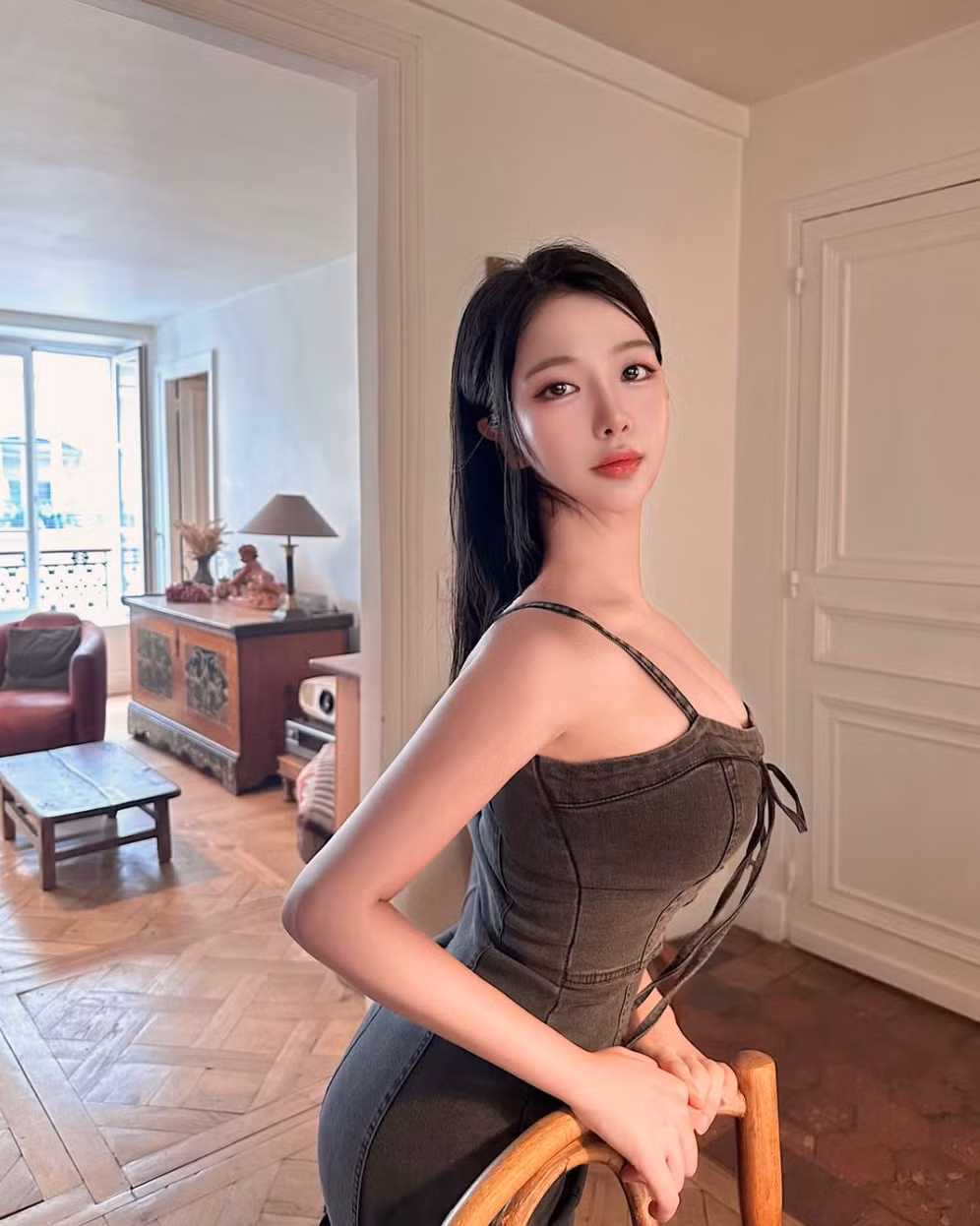 Loyewe sở hữu gương mặt xinh đẹp, tinh tế với đường nét như được đắp nặn.