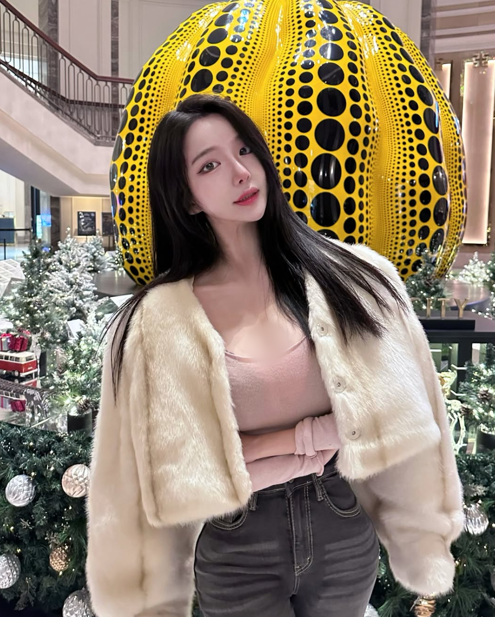 Đặc biệt, thân hình chữ S của Loyewe xứng đáng được xem là tuyệt phẩm.