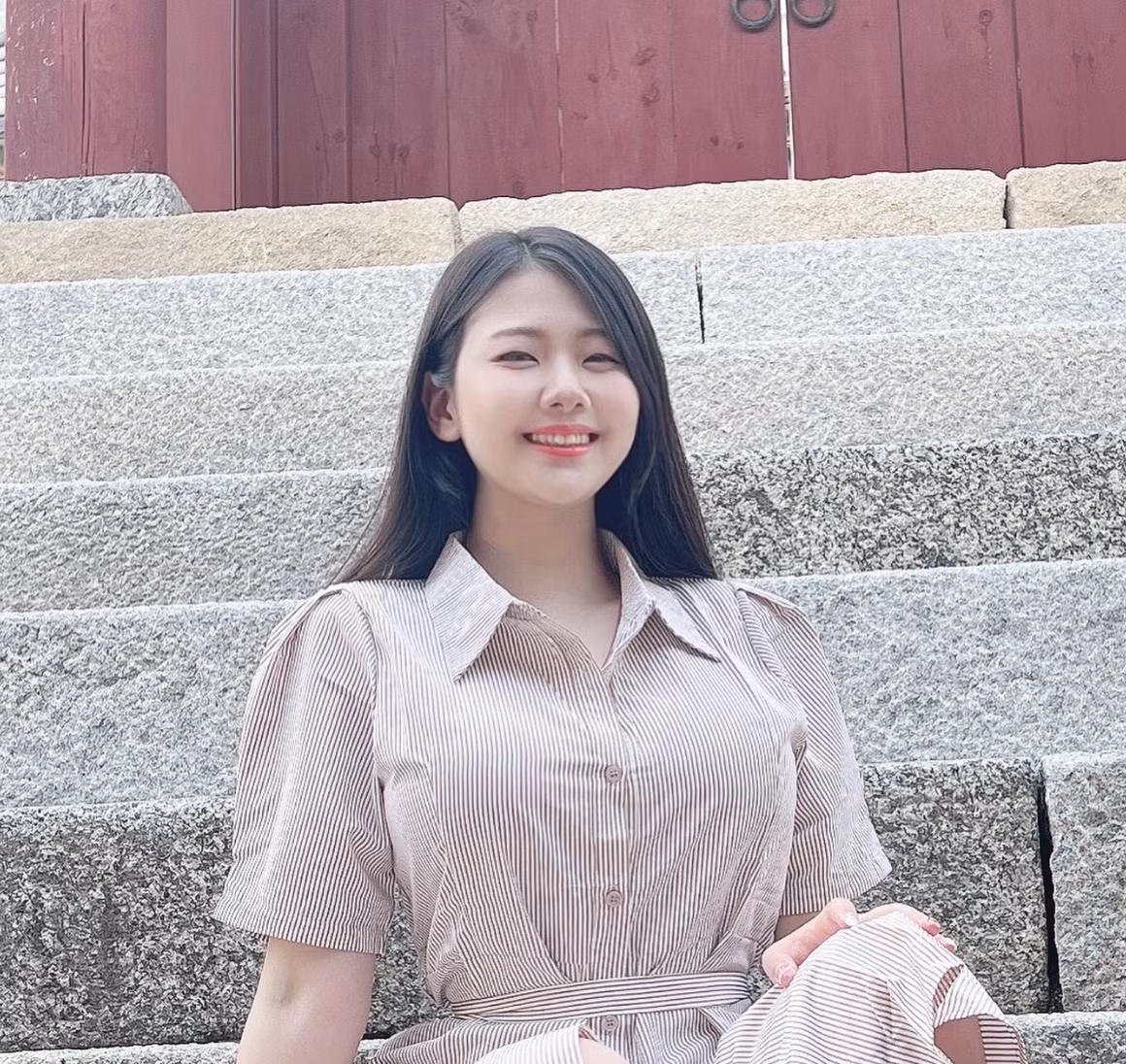 Eatha sở hữu khuôn mặt bầu bĩnh cùng đôi mắt to tròn khiến người ta có cảm giác như em gái nhà bên.