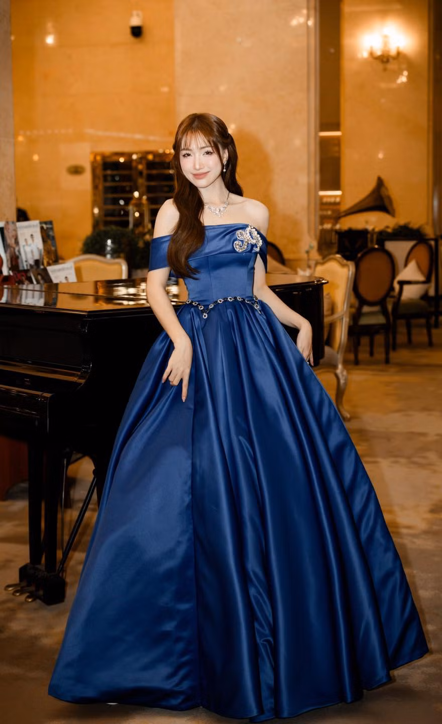 Dù từng trải qua sinh nở nhưng cô sở hữu vóc dáng thon gọn, gợi cảm. Ảnh: FB Hoà Minzy