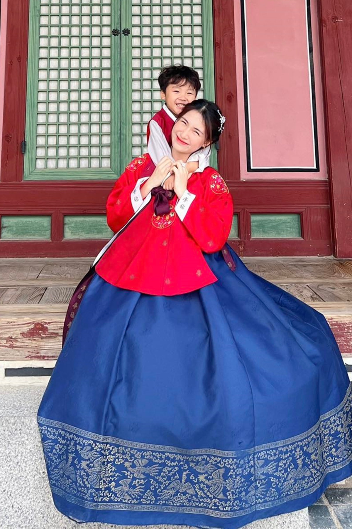 Cô luôn tạo điều kiện để bé Bo thích nghi với cuộc sống tự lập từ nhỏ, cư xử lễ phép và ngoan ngoãn với mọi người xung quanh. Ảnh: FB Hoà Minzy