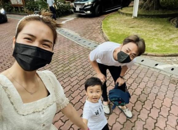 Dù đường ai nấy đi nhưng cả hai vẫn cư xử văn minh, thường xuyên gặp gỡ để chăm sóc con trai chung là bé Bo. Ảnh: FB Hoà Minzy