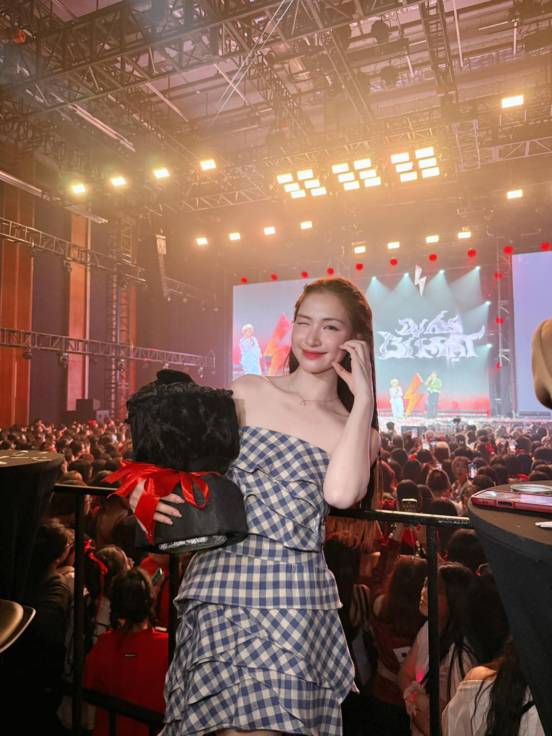 Nữ ca sĩ nhận được nhiều tình cảm từ đồng nghiệp bởi tính cách vui vẻ, hài hước. Ảnh: FB Hoà Minzy