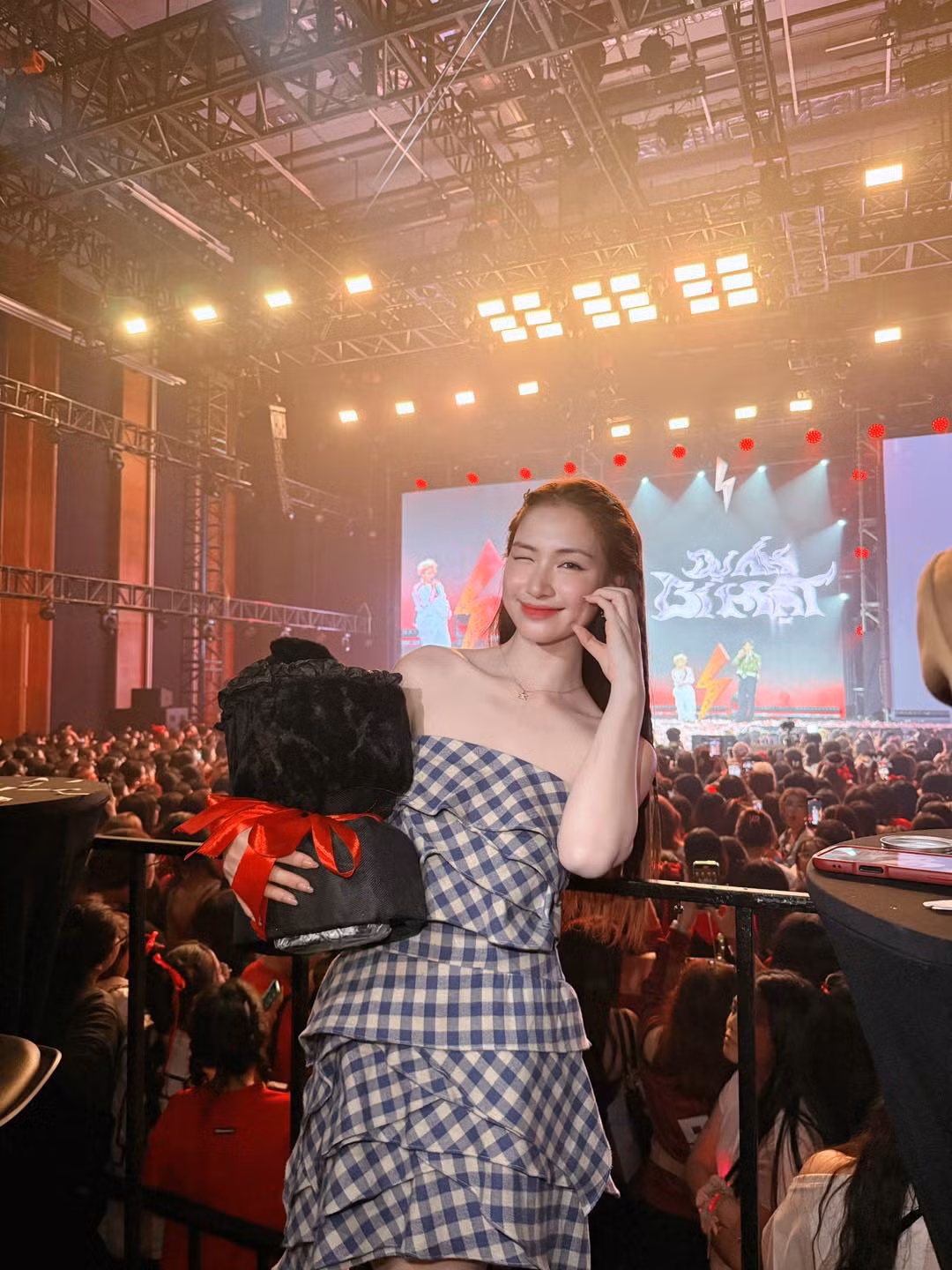 Nữ ca sĩ nhận được nhiều tình cảm từ đồng nghiệp bởi tính cách vui vẻ, hài hước. Ảnh: FB Hoà Minzy