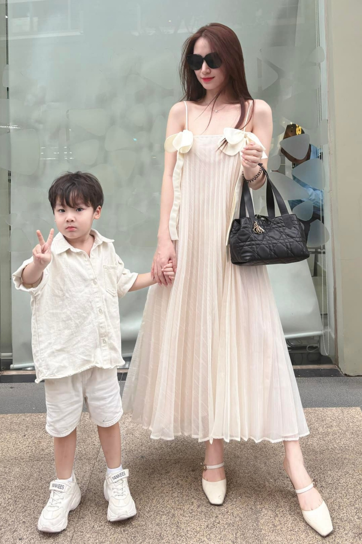 Hòa Minzy được khen ngợi bởi cách dạy con khéo léo. Ảnh: FB Hoà Minzy