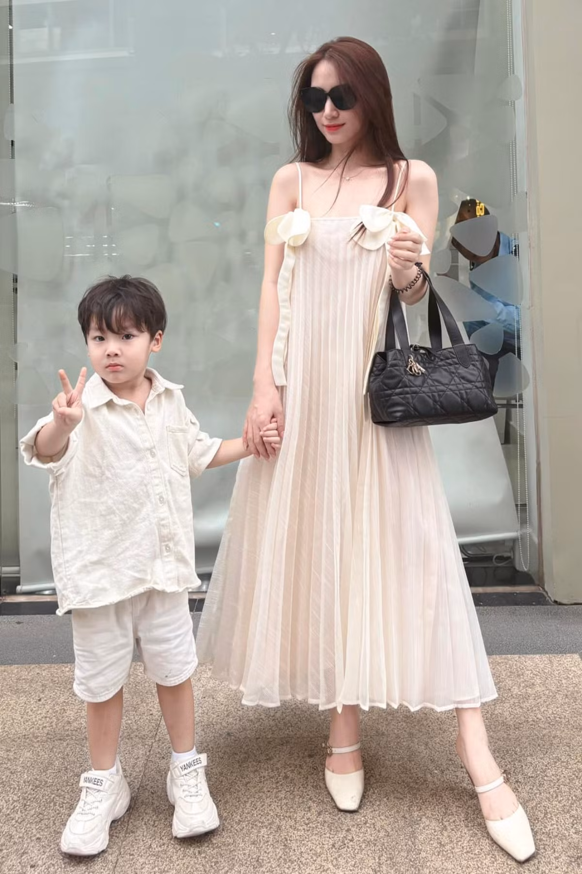 Hòa Minzy được khen ngợi bởi cách dạy con khéo léo. Ảnh: FB Hoà Minzy