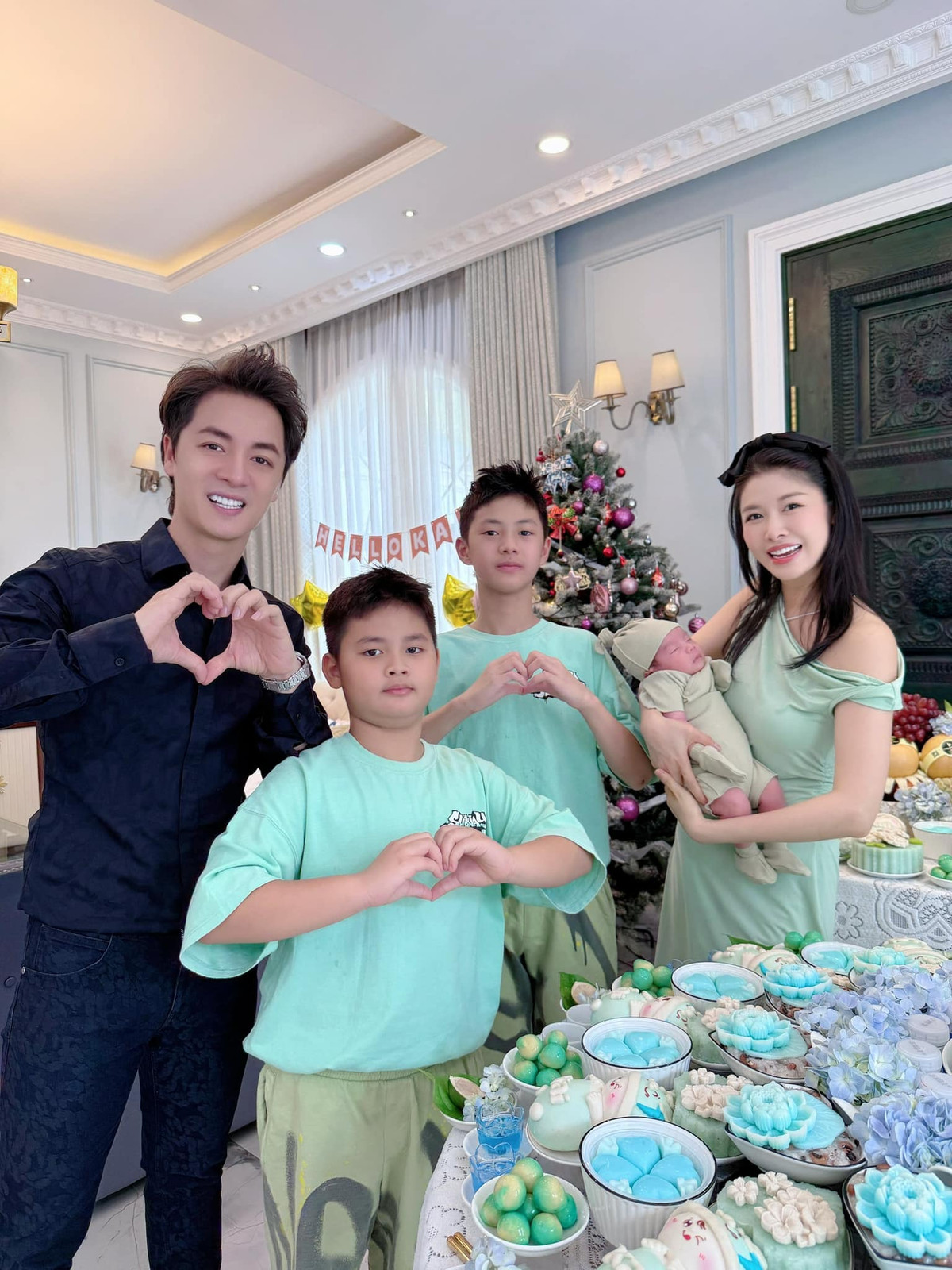 Vợ chồng ca sĩ Đăng Khôi làm lễ đầy tháng cho con trai Anh Tài. Ảnh: FB Dang Khoi Nguyen