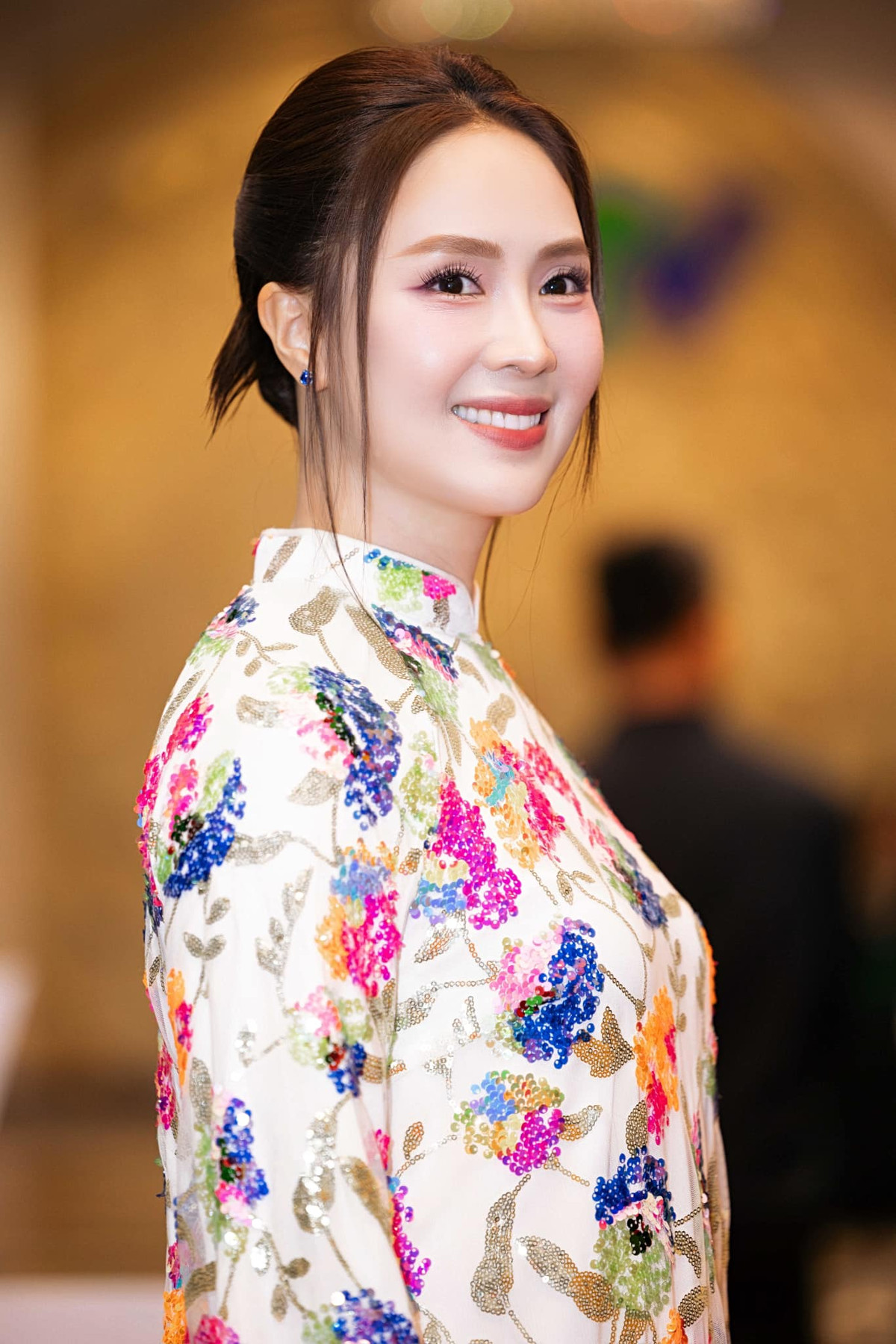 Hồng Diễm xinh đẹp, nền nã khi diện áo dài đi sự kiện. Ảnh: FB Nguyen Hong Diem