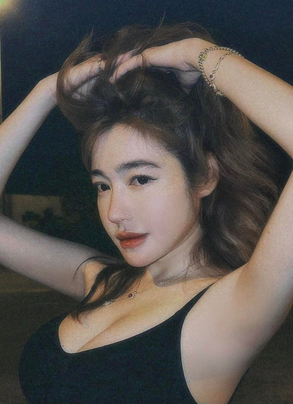 Một trong những đặc trưng trong phong cách thời trang của Elly Trần chính là việc cô không ngại khoe vòng một đầy đặn. Ảnh: FB Elly Tran