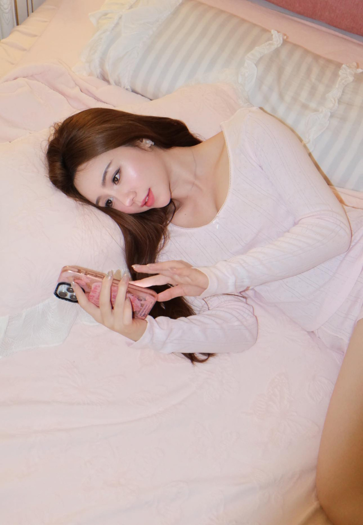 Quỳnh Kool diện trang phục ôm sát màu hồng nhạt, khéo léo tôn lên những đường cong gợi cảm. Ảnh: FB Quỳnh Nguyễn
