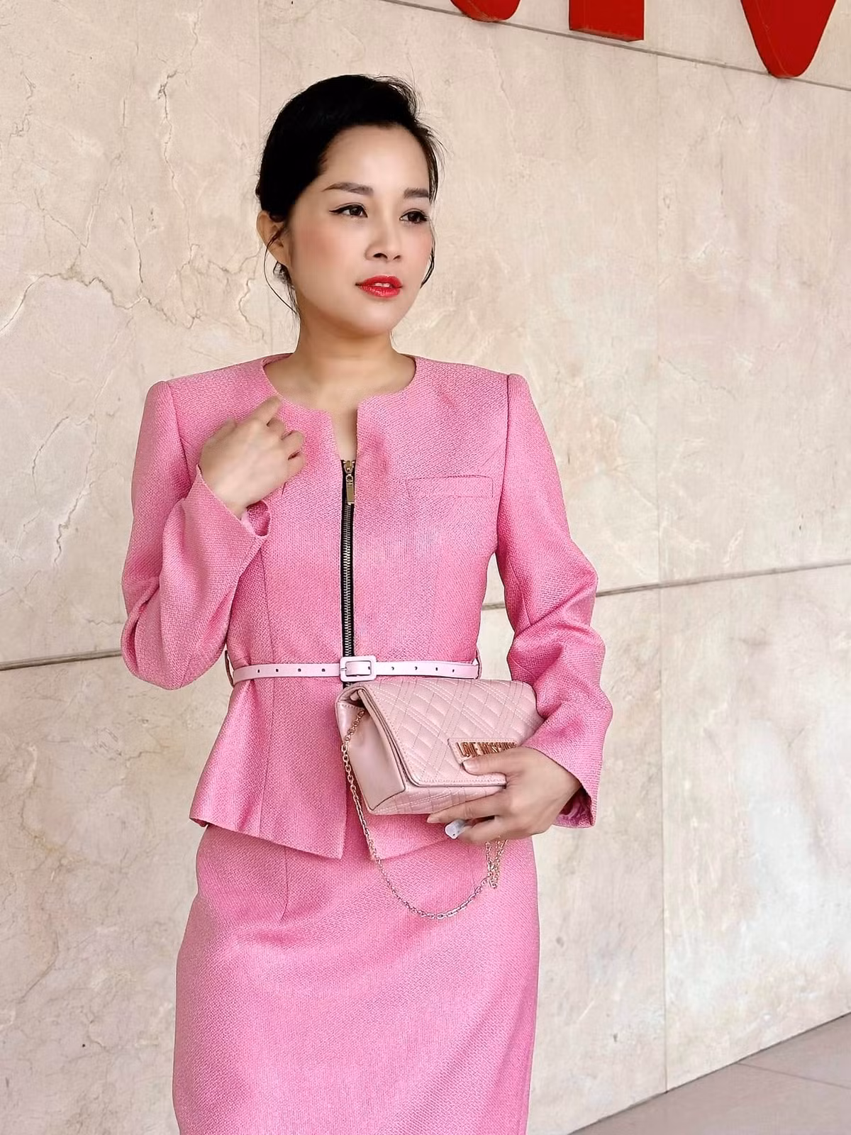 Minh Hương không lựa chọn con đường nghệ thuật lâu dài mà quyết định chuyển hướng trở thành MC - BTV của kênh truyền hình ANTV. Ảnh: FB Le Minh Huong