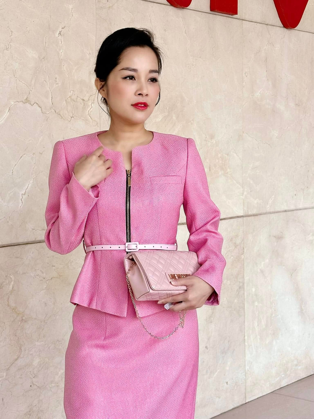 Minh Hương không lựa chọn con đường nghệ thuật lâu dài mà quyết định chuyển hướng trở thành MC - BTV của kênh truyền hình ANTV. Ảnh: FB Le Minh Huong