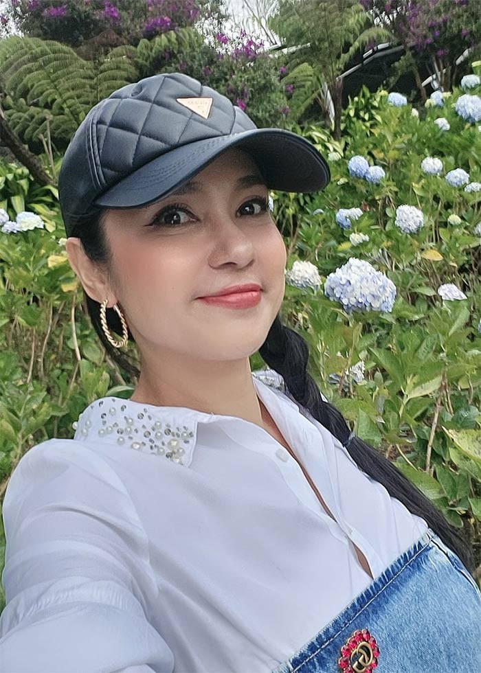 Đầu năm 2022, cô tuyên bố giải nghệ sau 30 năm gắn bó nghệ thuật. Hiện tại, Việt Trinh sống kín tiếng cùng con trai tại nhà vườn 3.000m². (Ảnh: FB Trần Việt Trinh)