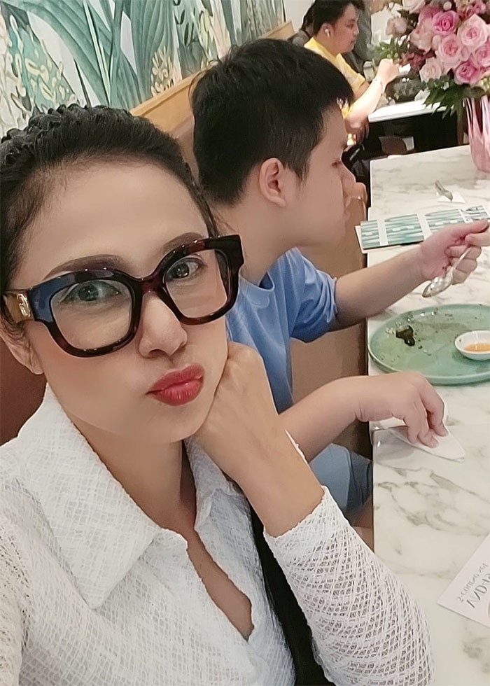 Không còn bận rộn với những dự án phim ảnh, nữ diễn viên nổi tiếng một thời dành toàn bộ thời gian cho con trai và bản thân. (Ảnh: FB Trần Việt Trinh)