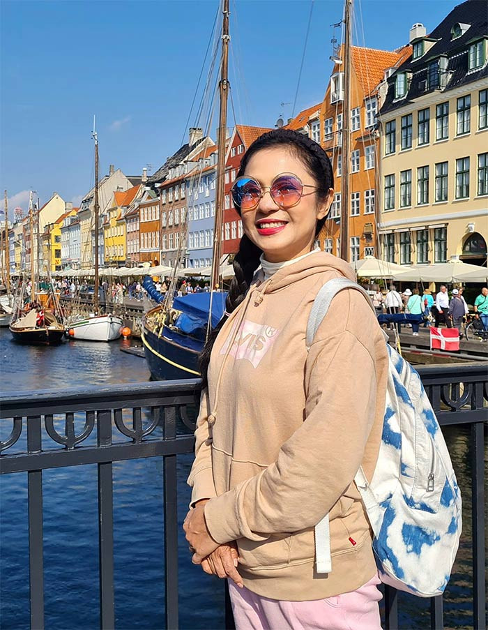 "Phương châm sống của tôi, biết đủ là sẽ đủ, biết giàu là sẽ giàu. Sống an toàn nhất là làm đủ sống và biết lượng sức mình. Các bạn muốn so sánh tôi với ai cũng được, muốn miệt thị tôi như thế nào, tôi không quan tâm. Tôi chỉ quan tâm một điều duy nhất, đó là tối đi ngủ, được ngủ ngon" - Việt Trinh chia sẻ trên trang cá nhân sau khi tuyên bố giải nghệ. (Ảnh: FB Trần Việt Trinh)