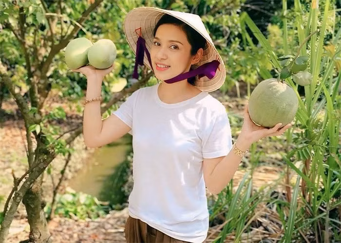 Ở tuổi 53, Việt Trinh có cuộc sống vô cùng an nhàn bên con trai trong căn nhà vườn rộng 3.000m2 ở Bình Dương. (Ảnh: FB Trần Việt Trinh)