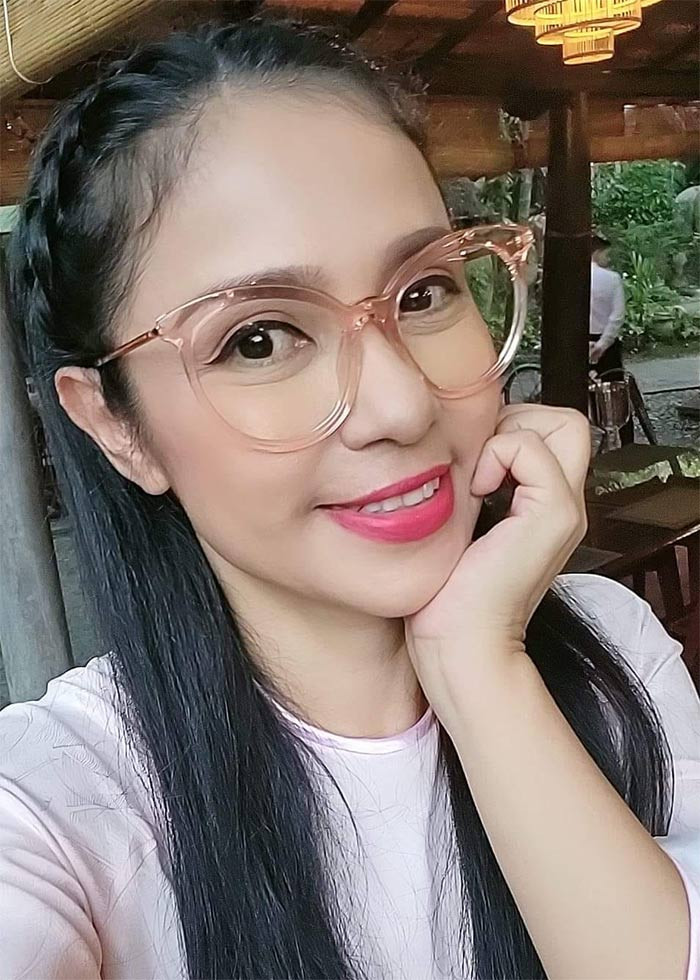 Người đẹp sinh năm 1972 bán hàng online để có thêm thu nhập và cô tỏ ra rất thích thú với công việc mới này. (Ảnh: FB Trần Việt Trinh)